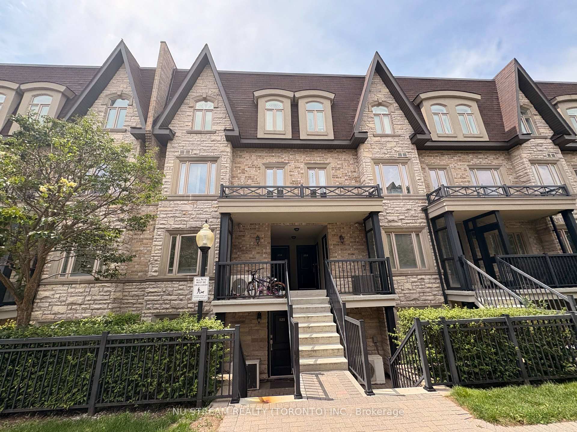 Photo 4 of Unit 255, 318 John Street, Markham, Aileen-Willowbrook — HOMEH