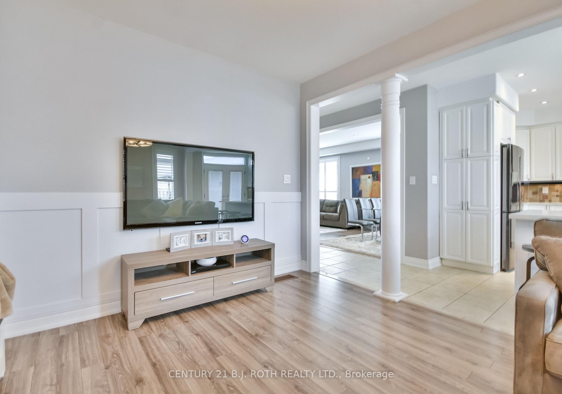Photo 10 of 118 The Queensway, Barrie, Innis-Shore — HOMEH