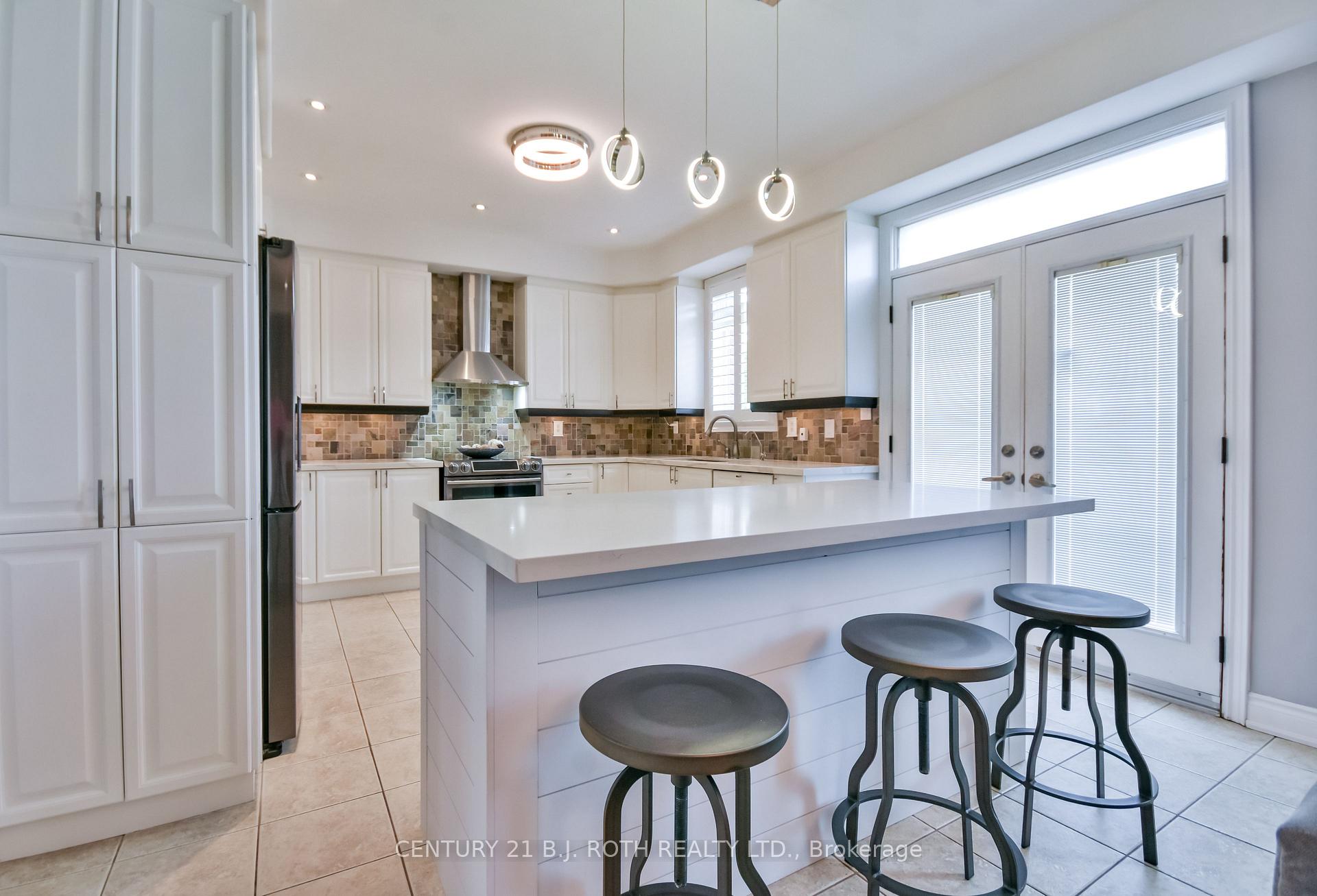 Photo 17 of 118 The Queensway, Barrie, Innis-Shore — HOMEH