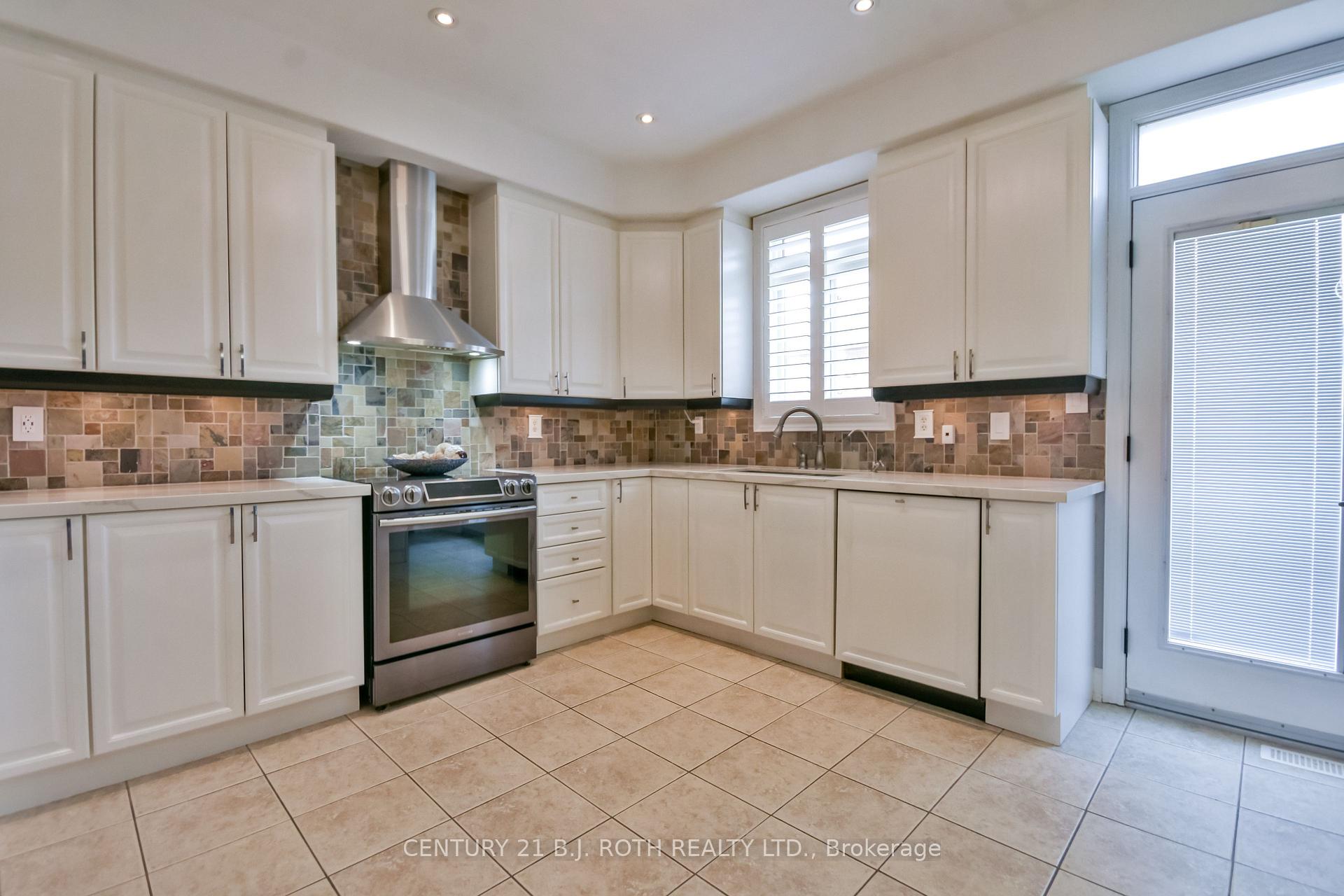Photo 15 of 118 The Queensway, Barrie, Innis-Shore — HOMEH