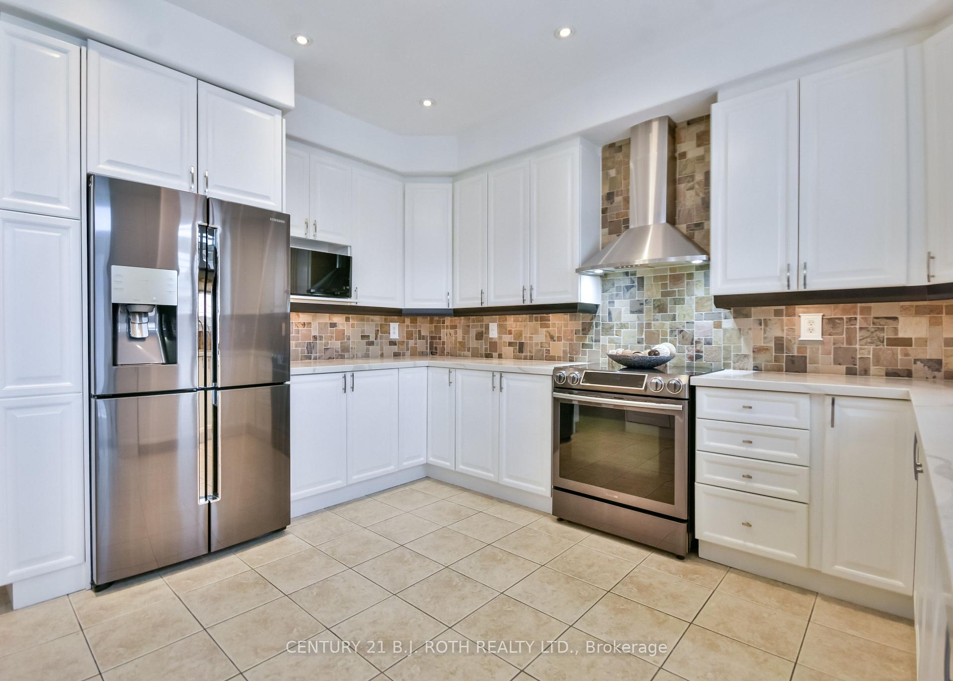 Photo 11 of 118 The Queensway, Barrie, Innis-Shore — HOMEH
