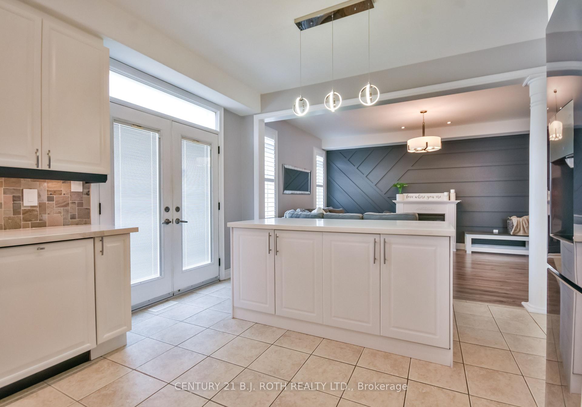 Photo 16 of 118 The Queensway, Barrie, Innis-Shore — HOMEH