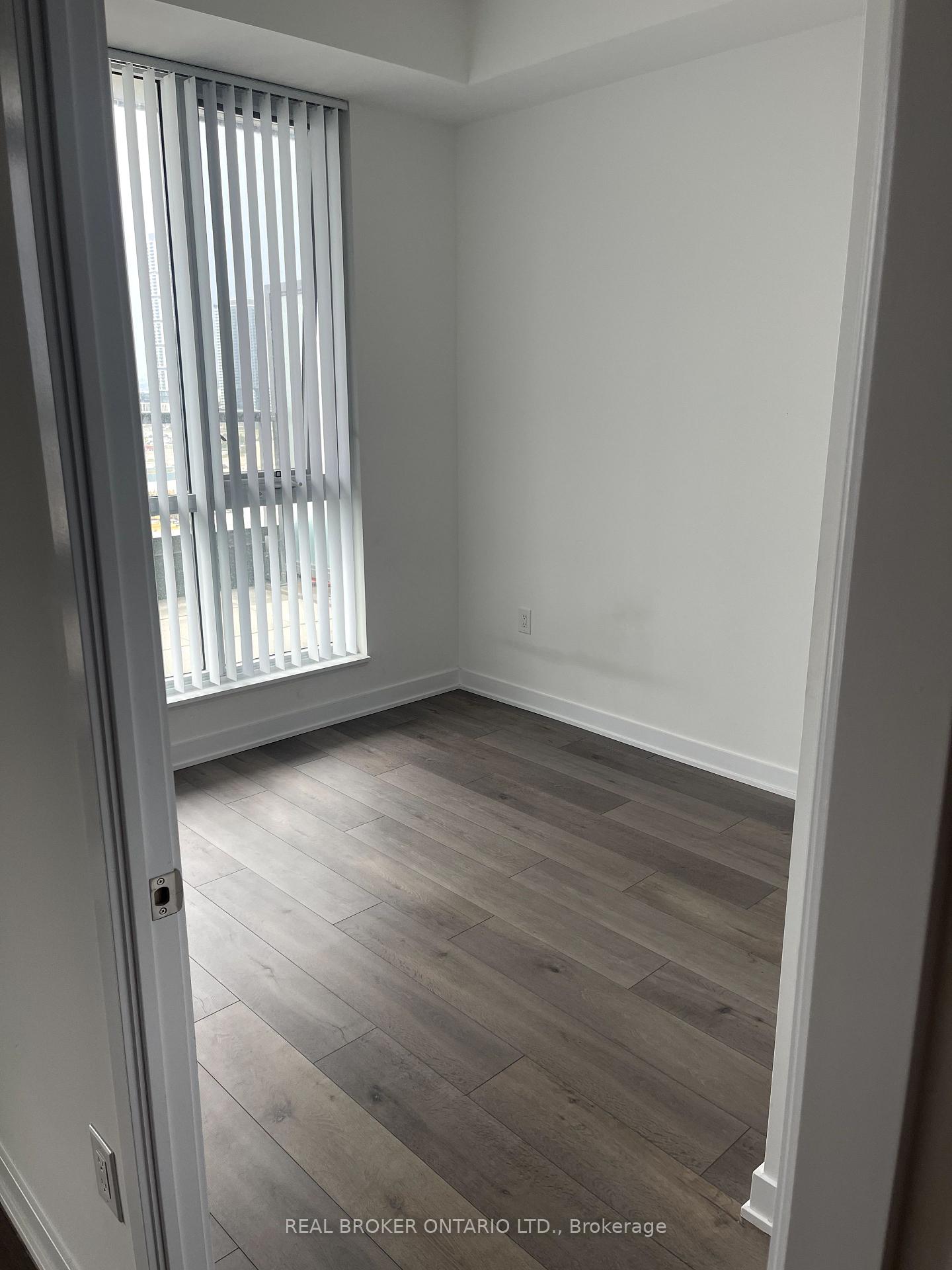 Photo 4 of Unit 1212, 10 Honeycrisp Crescent, Vaughan, Vaughan Corporate Centre — HOMEH