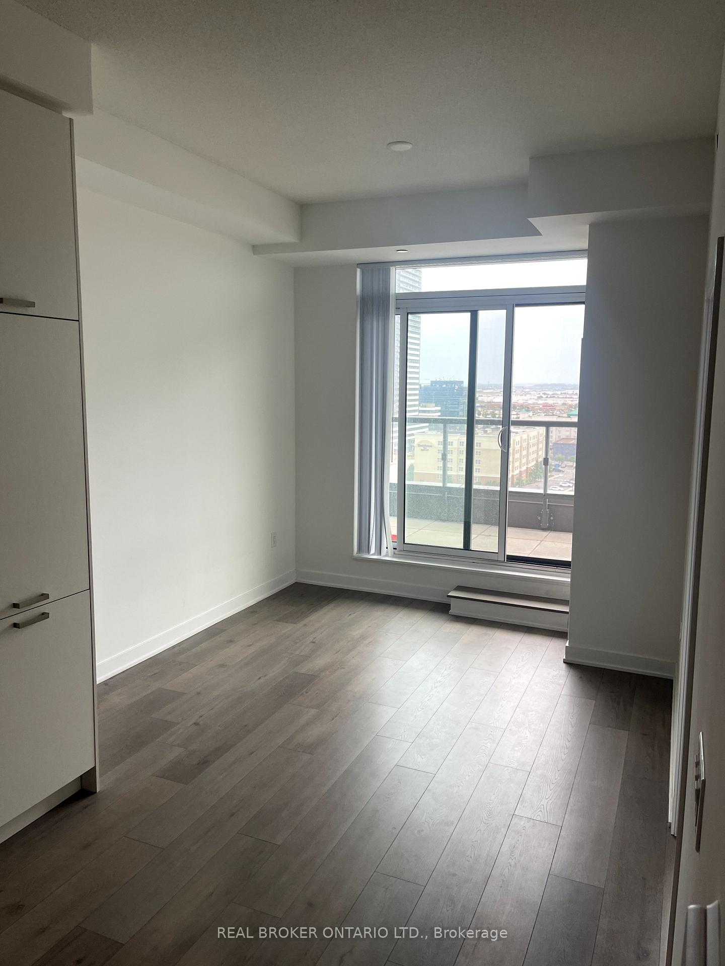 Photo 5 of Unit 1212, 10 Honeycrisp Crescent, Vaughan, Vaughan Corporate Centre — HOMEH
