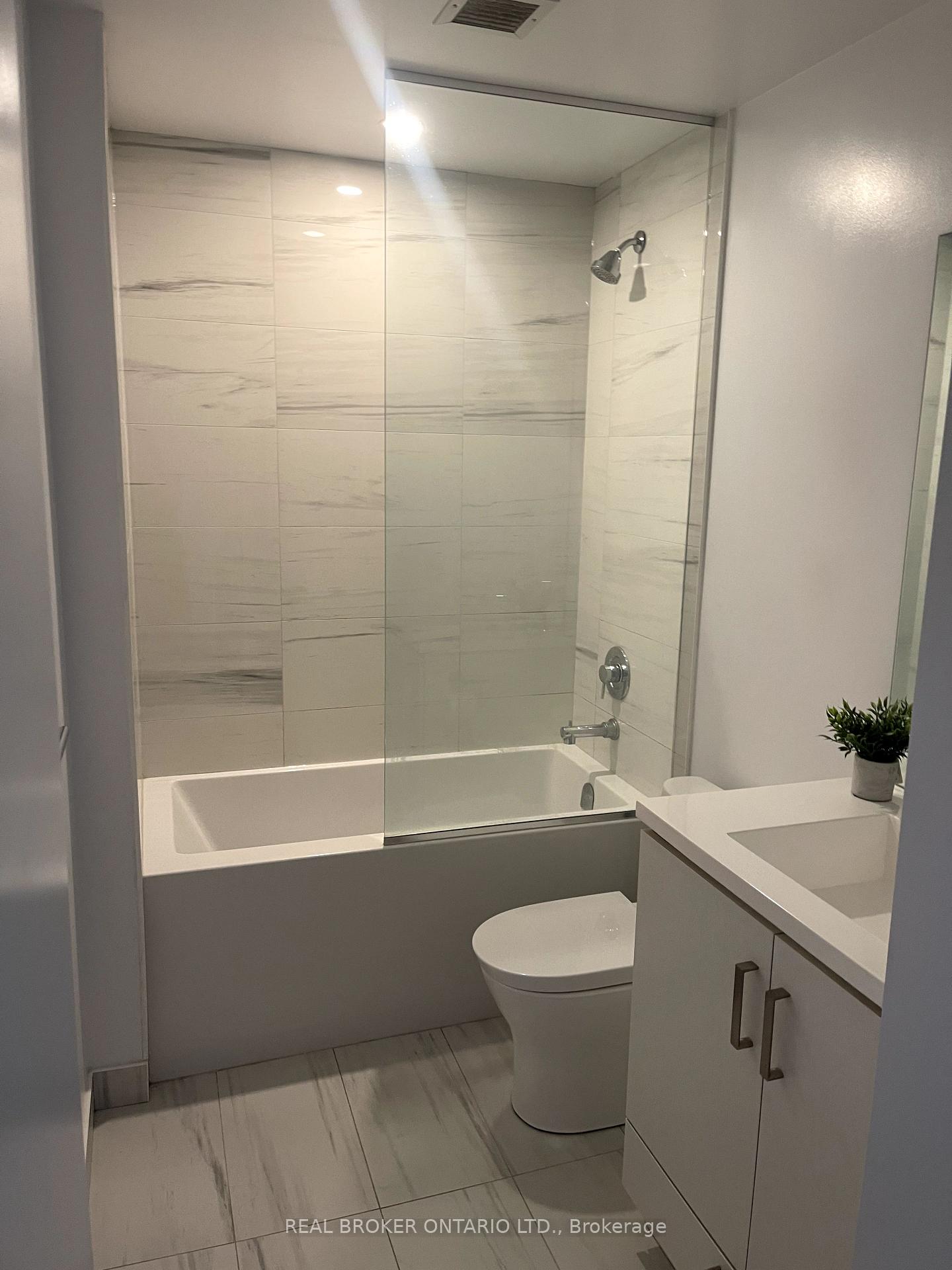 Photo 8 of Unit 1212, 10 Honeycrisp Crescent, Vaughan, Vaughan Corporate Centre — HOMEH