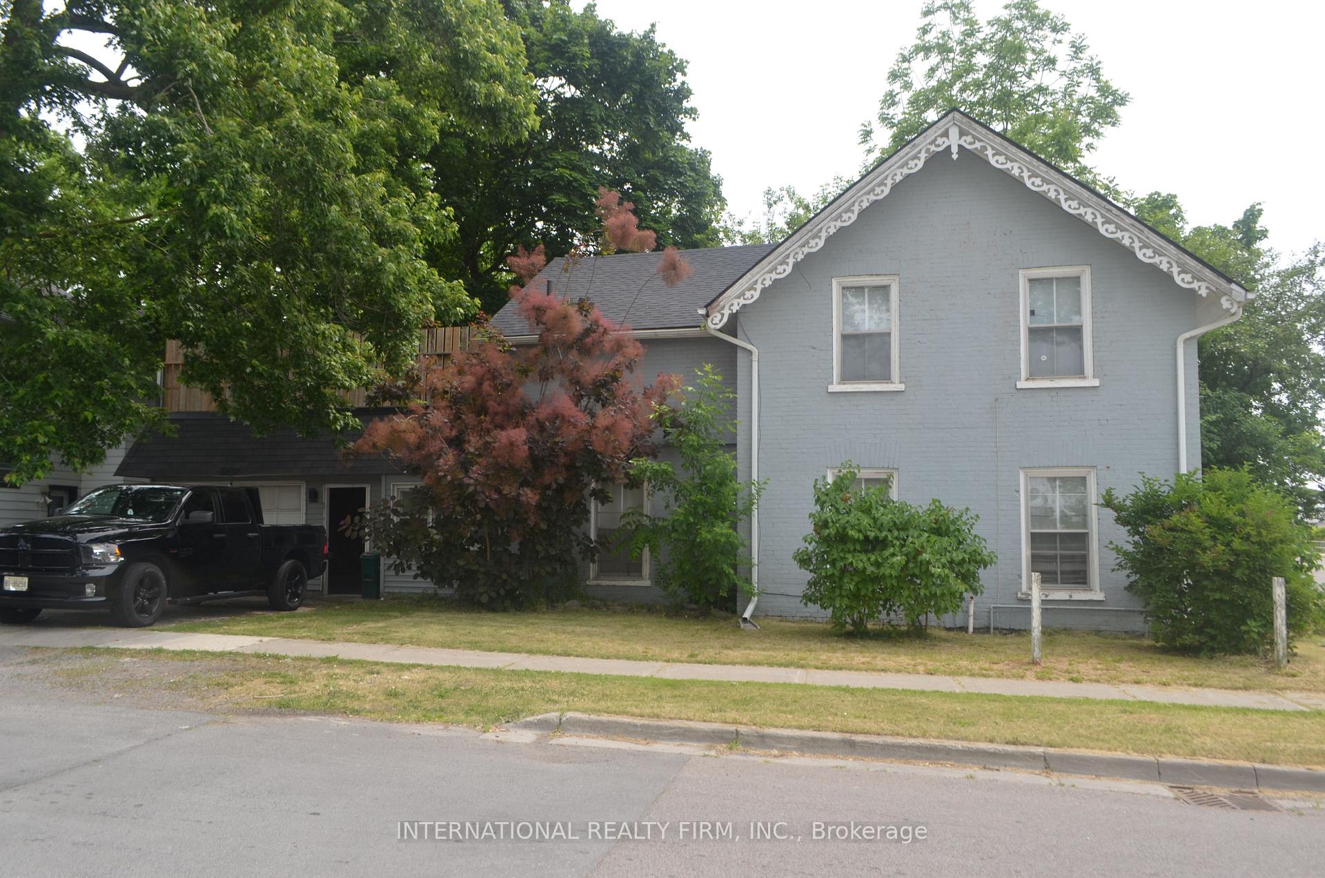Front of 162 Dundas Street E