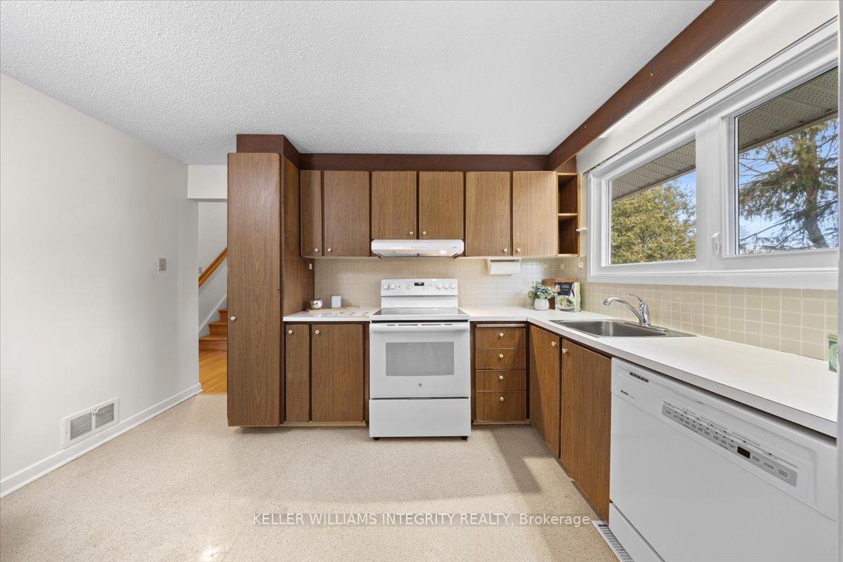 Photo 9 of 24 Apache Crescent, Ottawa, City View/Skyline/Fisher Heights/Parkwood Hills — HOMEH