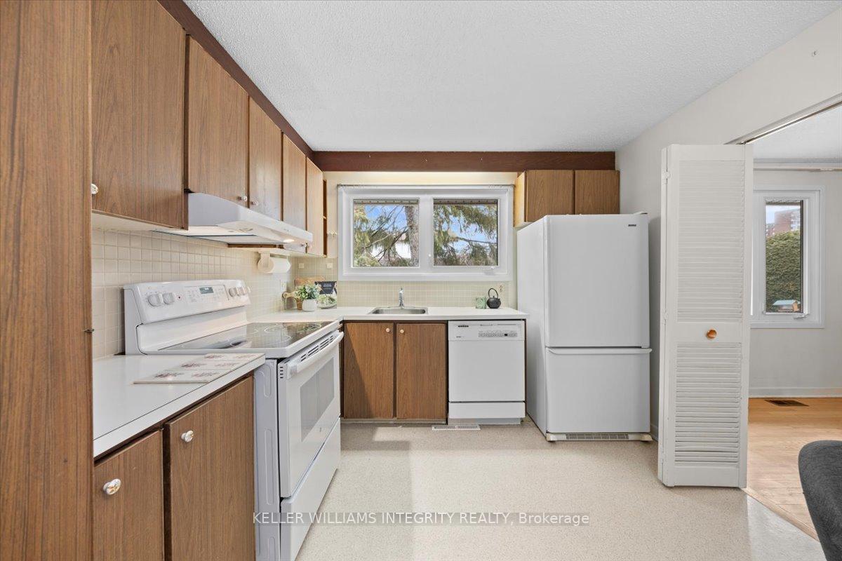 Photo 10 of 24 Apache Crescent, Ottawa, City View/Skyline/Fisher Heights/Parkwood Hills — HOMEH