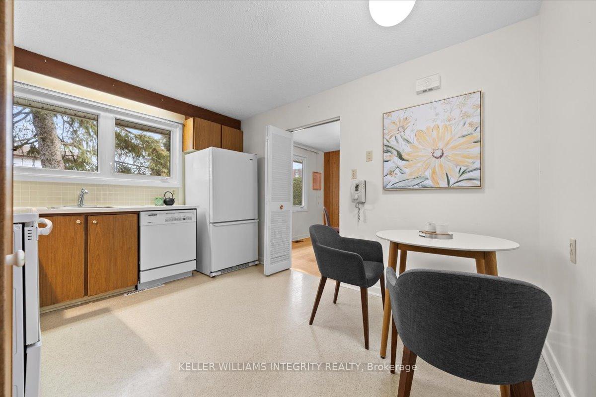Photo 13 of 24 Apache Crescent, Ottawa, City View/Skyline/Fisher Heights/Parkwood Hills — HOMEH
