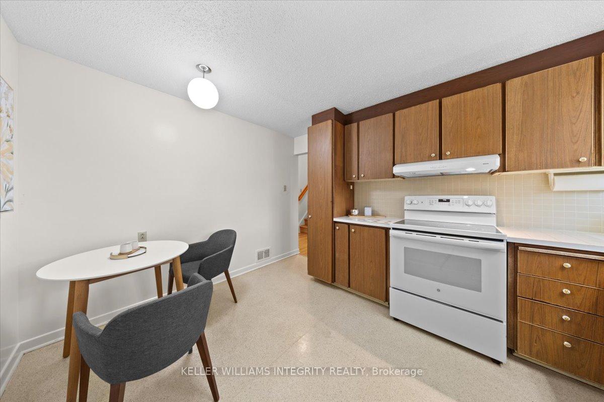 Photo 12 of 24 Apache Crescent, Ottawa, City View/Skyline/Fisher Heights/Parkwood Hills — HOMEH