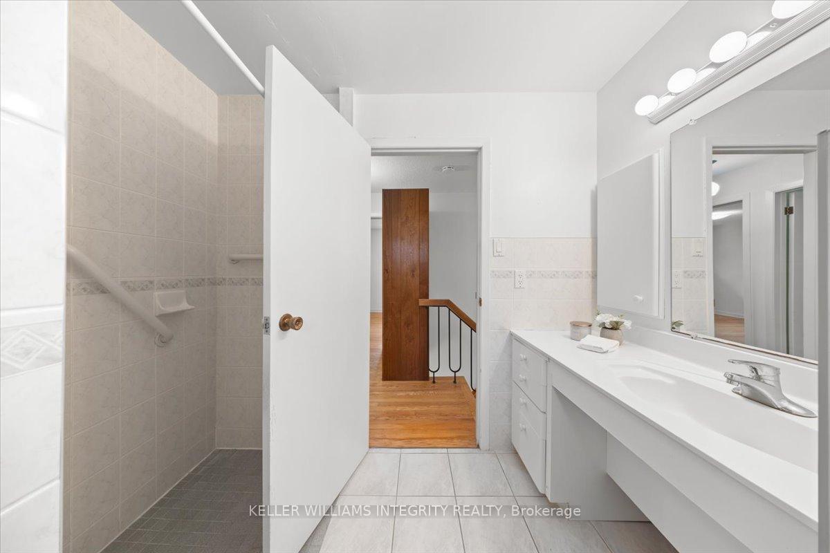 Photo 21 of 24 Apache Crescent, Ottawa, City View/Skyline/Fisher Heights/Parkwood Hills — HOMEH