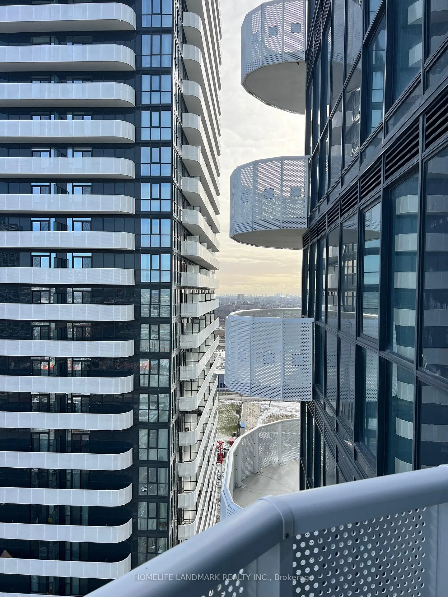 Photo 11 of Unit 3508, 8 Interchange Way, Vaughan, Vaughan Corporate Centre — HOMEH