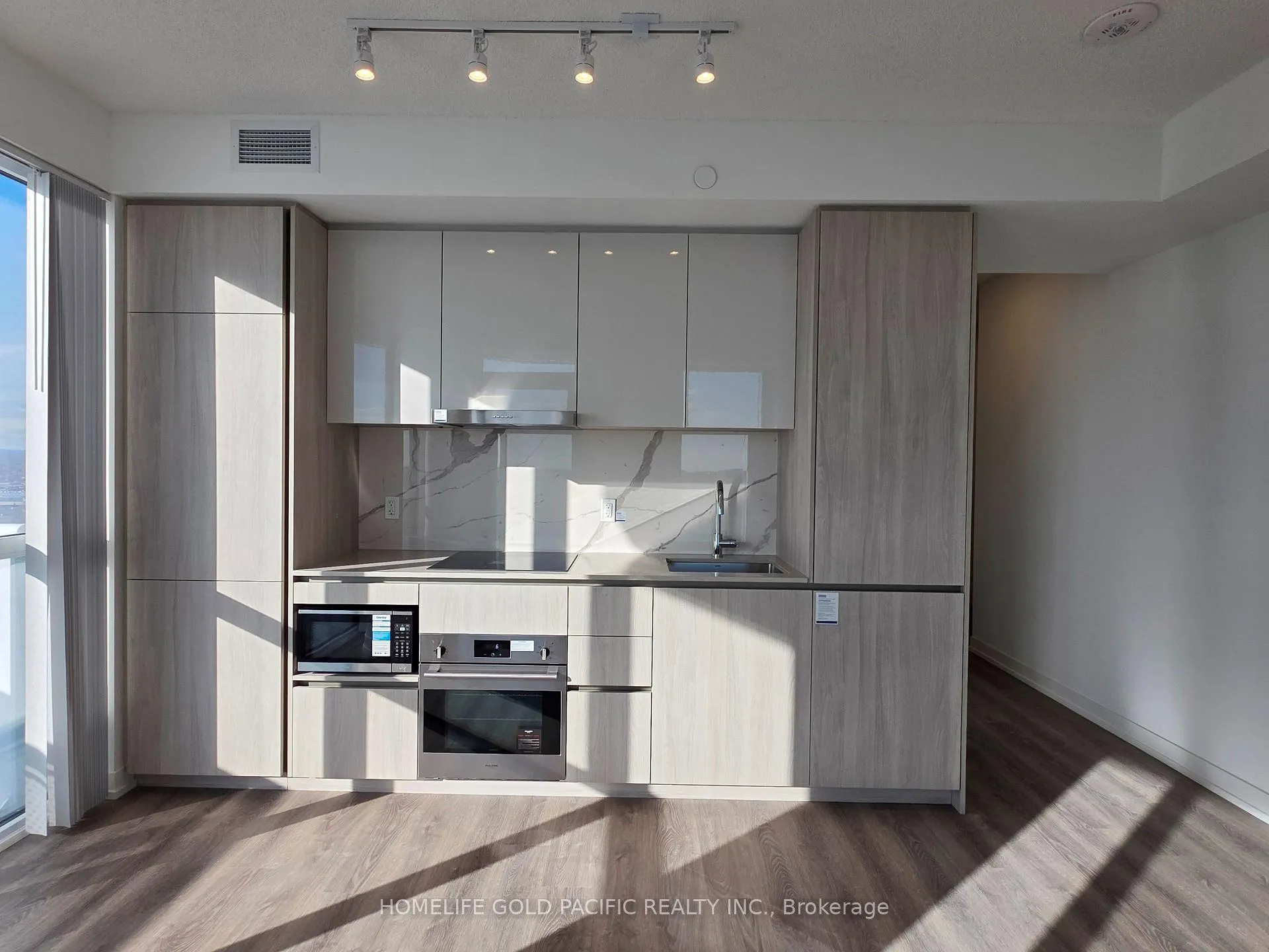 Photo 4 of Unit 2012, 8 Interchange Way, Vaughan, Vaughan Corporate Centre — HOMEH