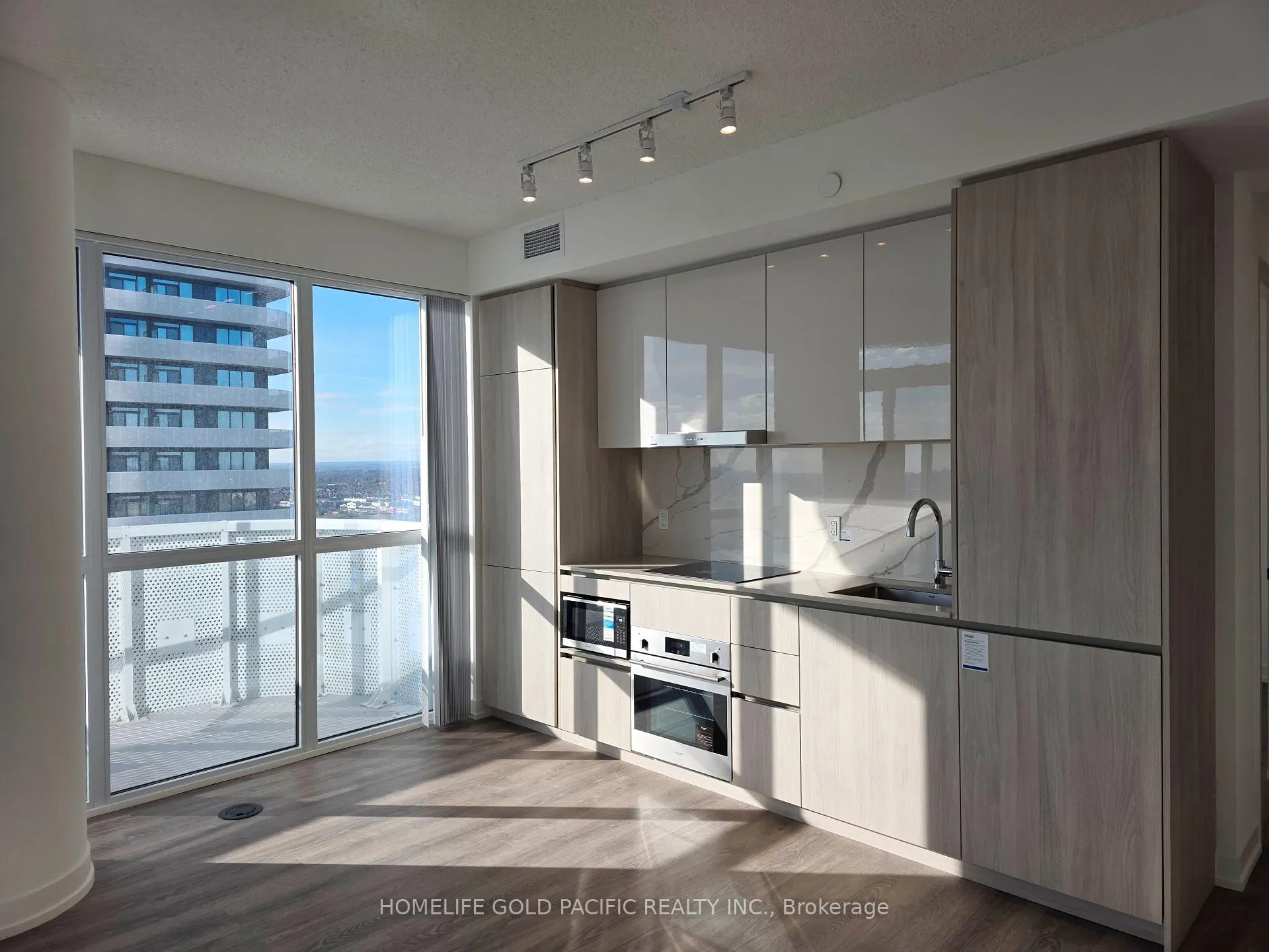 Photo 5 of Unit 2012, 8 Interchange Way, Vaughan, Vaughan Corporate Centre — HOMEH