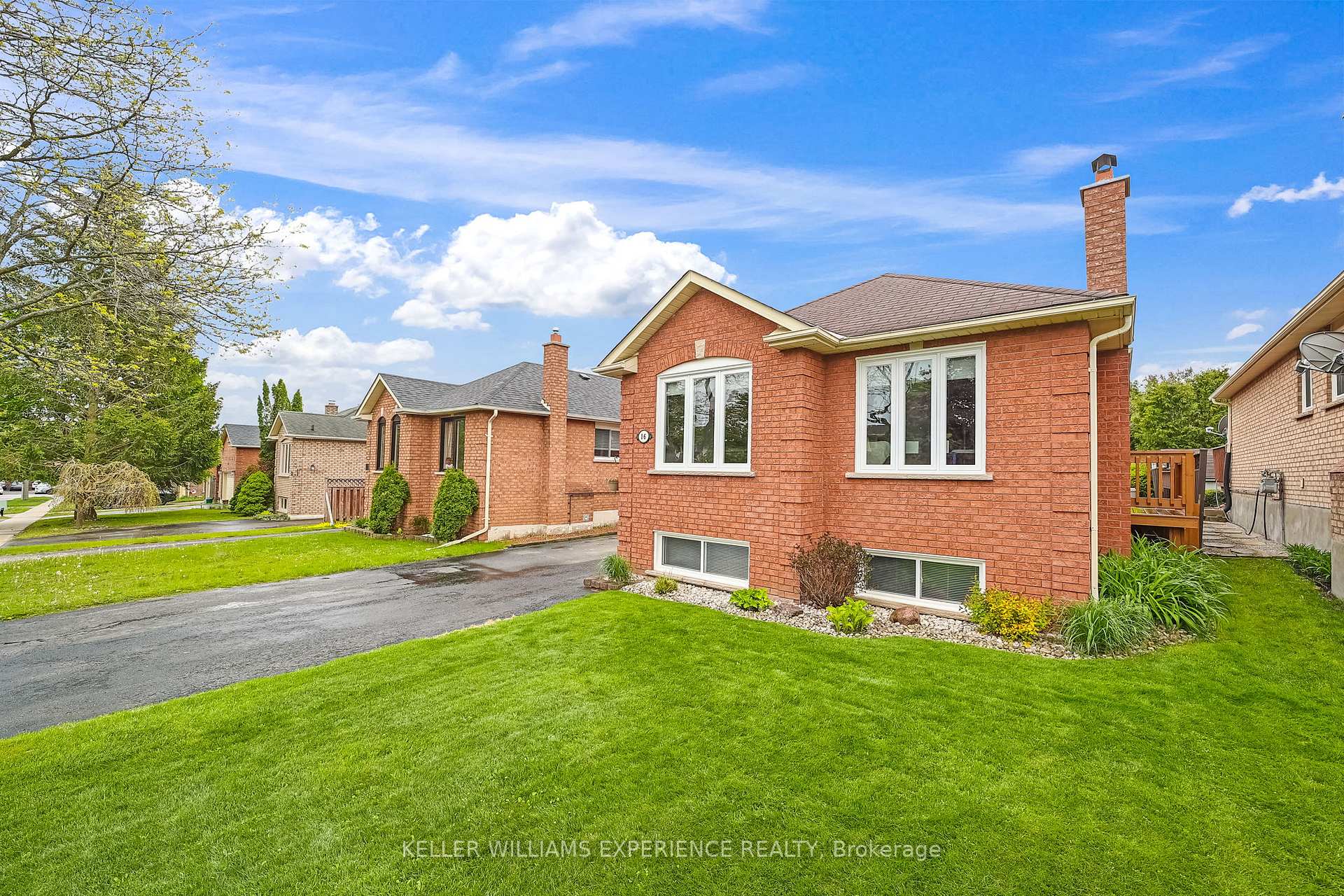Photo 3 of 16 Balliston Road, Barrie, West Bayfield — HOMEH