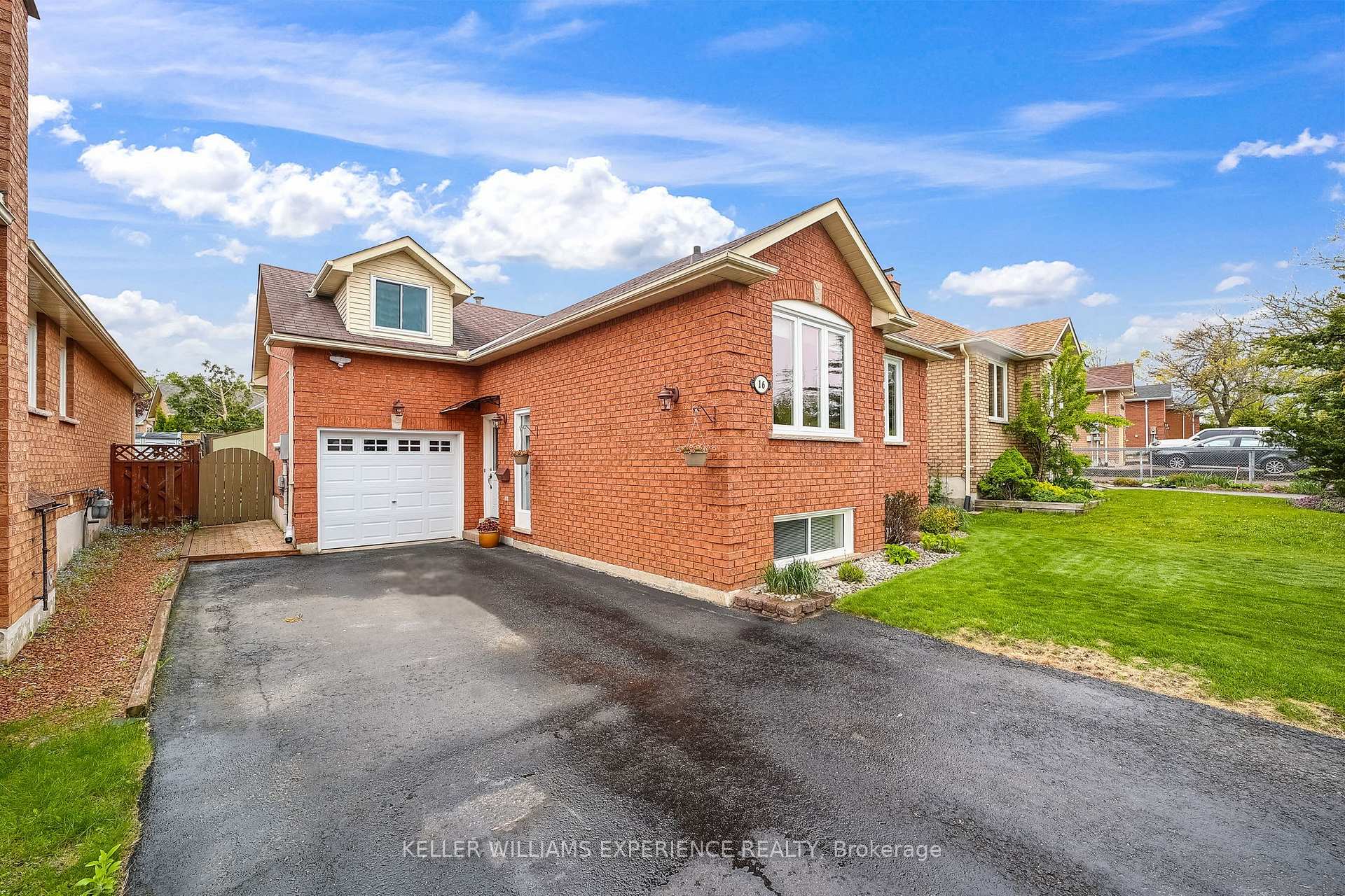 Photo 4 of 16 Balliston Road, Barrie, West Bayfield — HOMEH