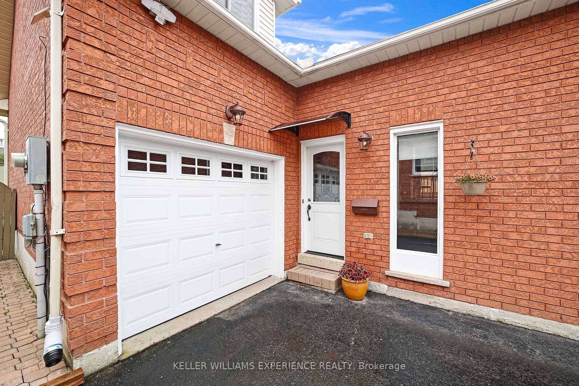 Photo 2 of 16 Balliston Road, Barrie, West Bayfield — HOMEH