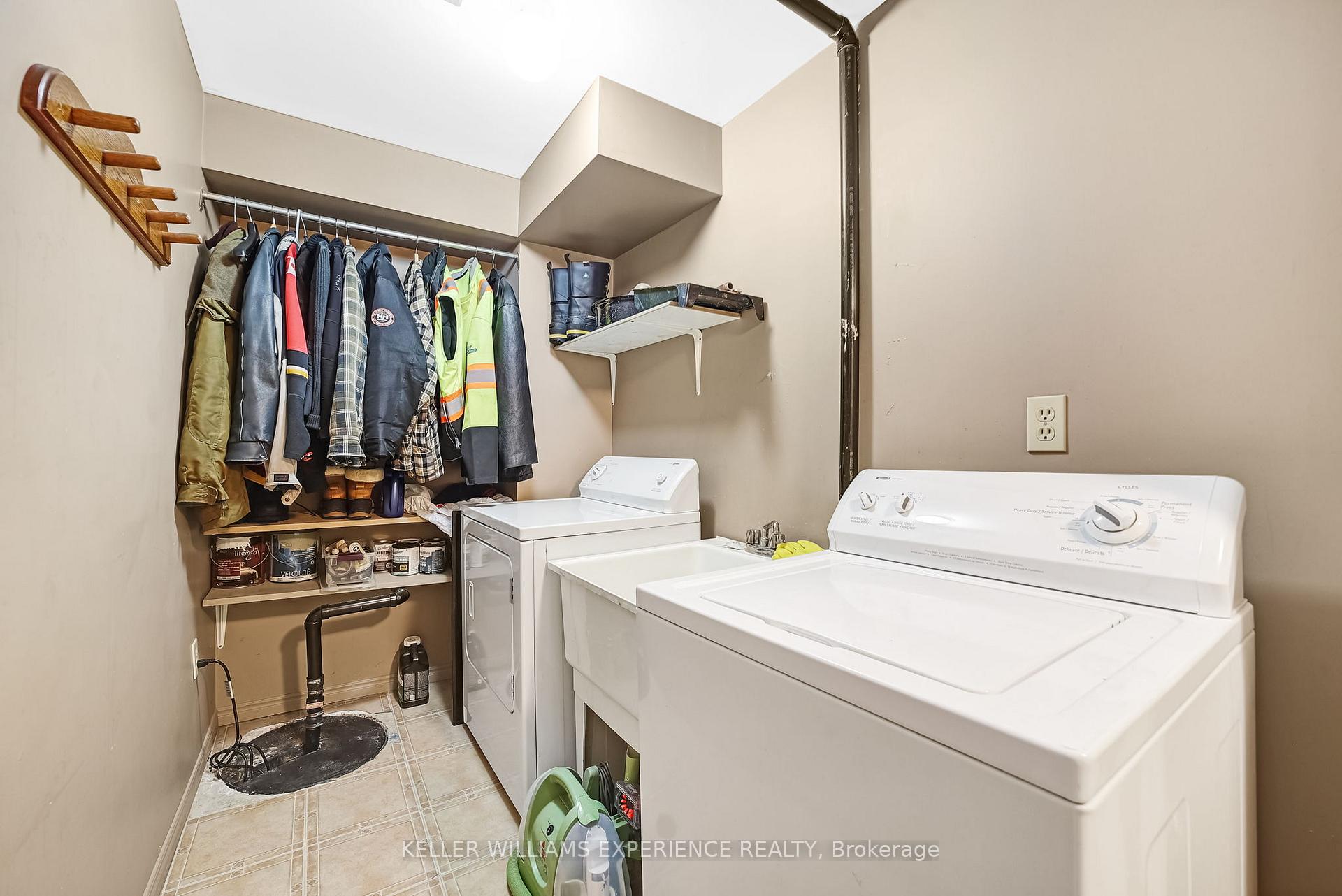 Photo 24 of 16 Balliston Road, Barrie, West Bayfield — HOMEH