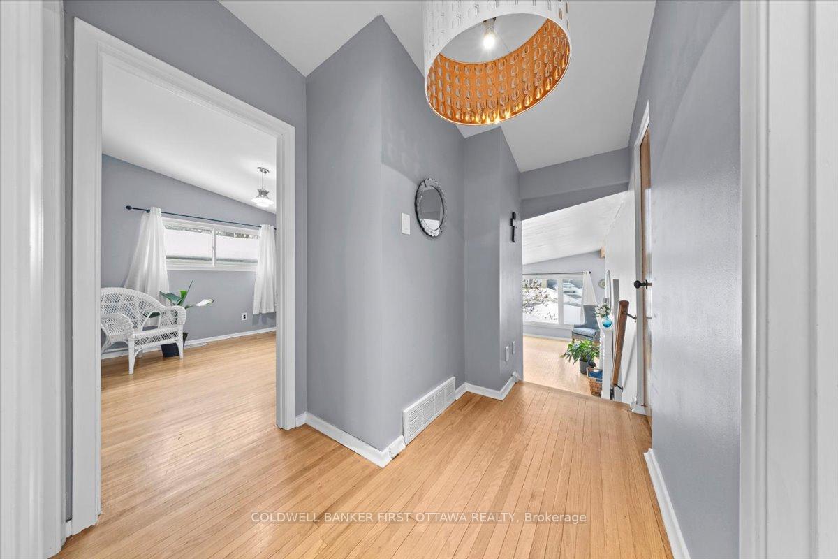 Photo 18 of 2075 Valley Drive, Ottawa, Elmvale Acres/Urbandale — HOMEH