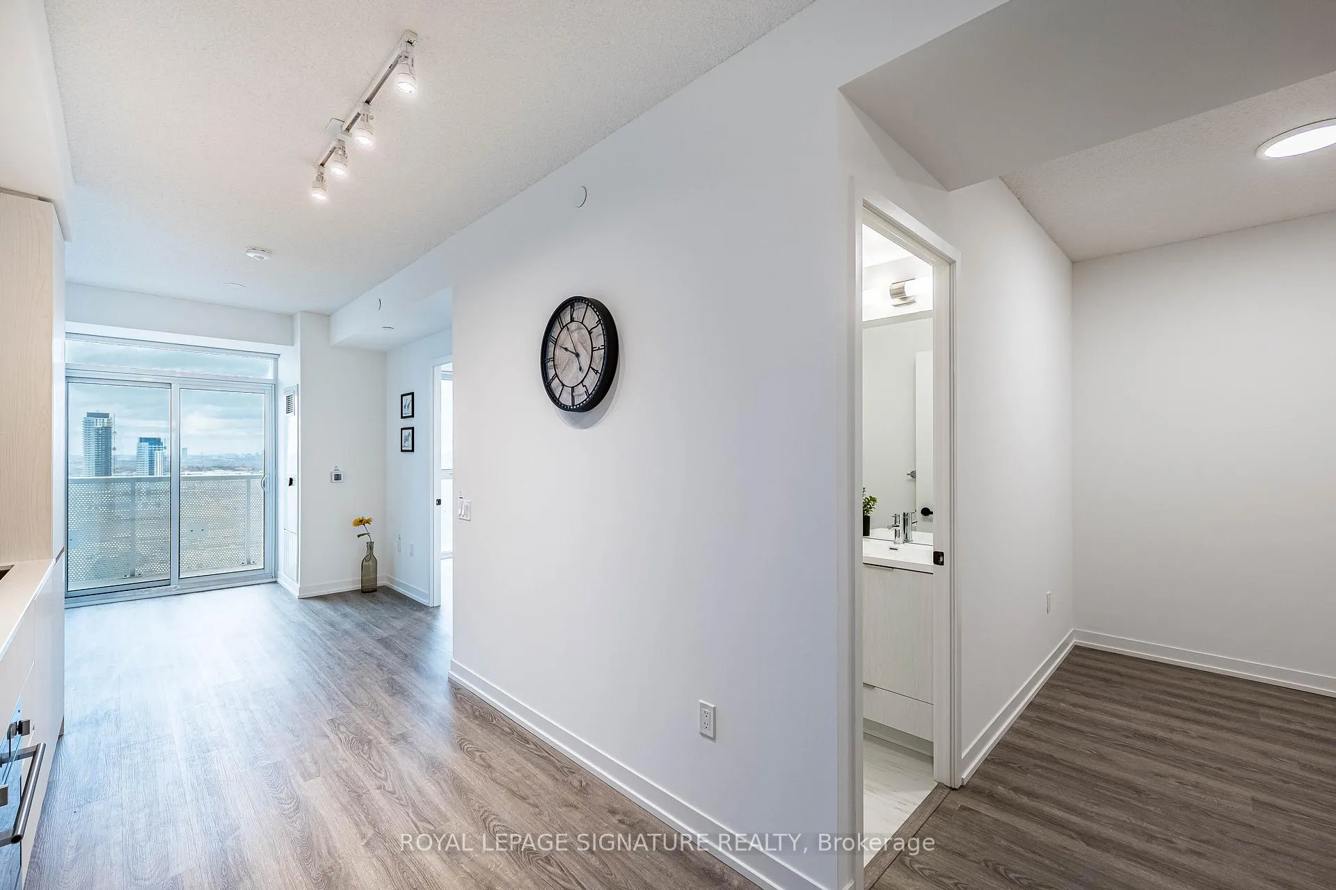 Photo 11 of Unit 3007, 8 Interchange Way, Vaughan, Vaughan Corporate Centre — HOMEH