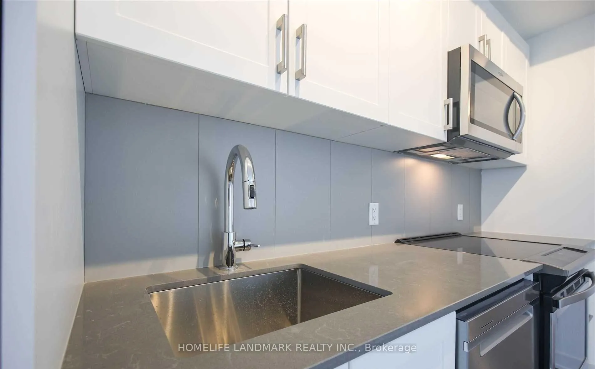Photo 2 of 681 Yonge Street, Barrie, Painswick South — HOMEH